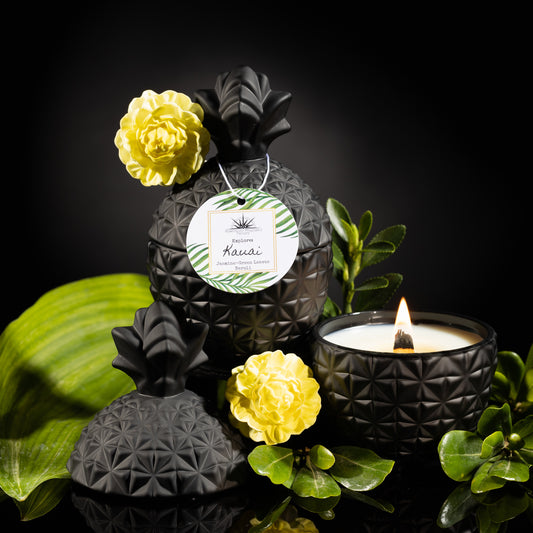Candle in black pineapple jar scented with jasmine, neroli and green leaves.